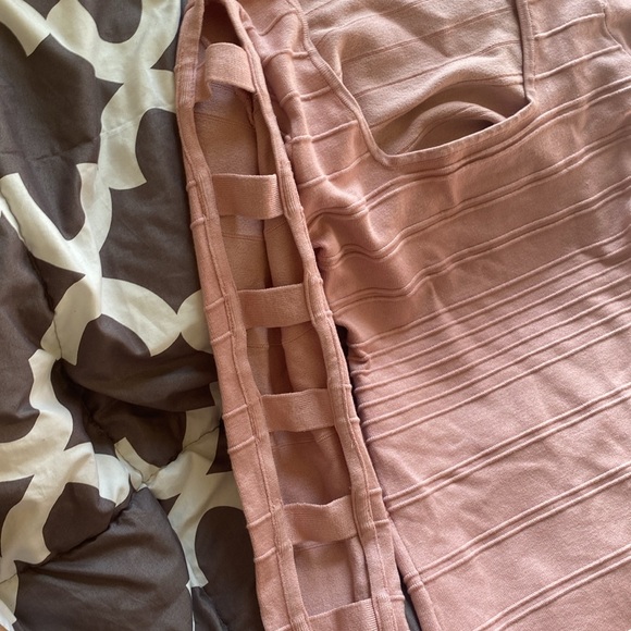 2b Bebe light pink cutout dress. Size: M - Picture 2 of 3